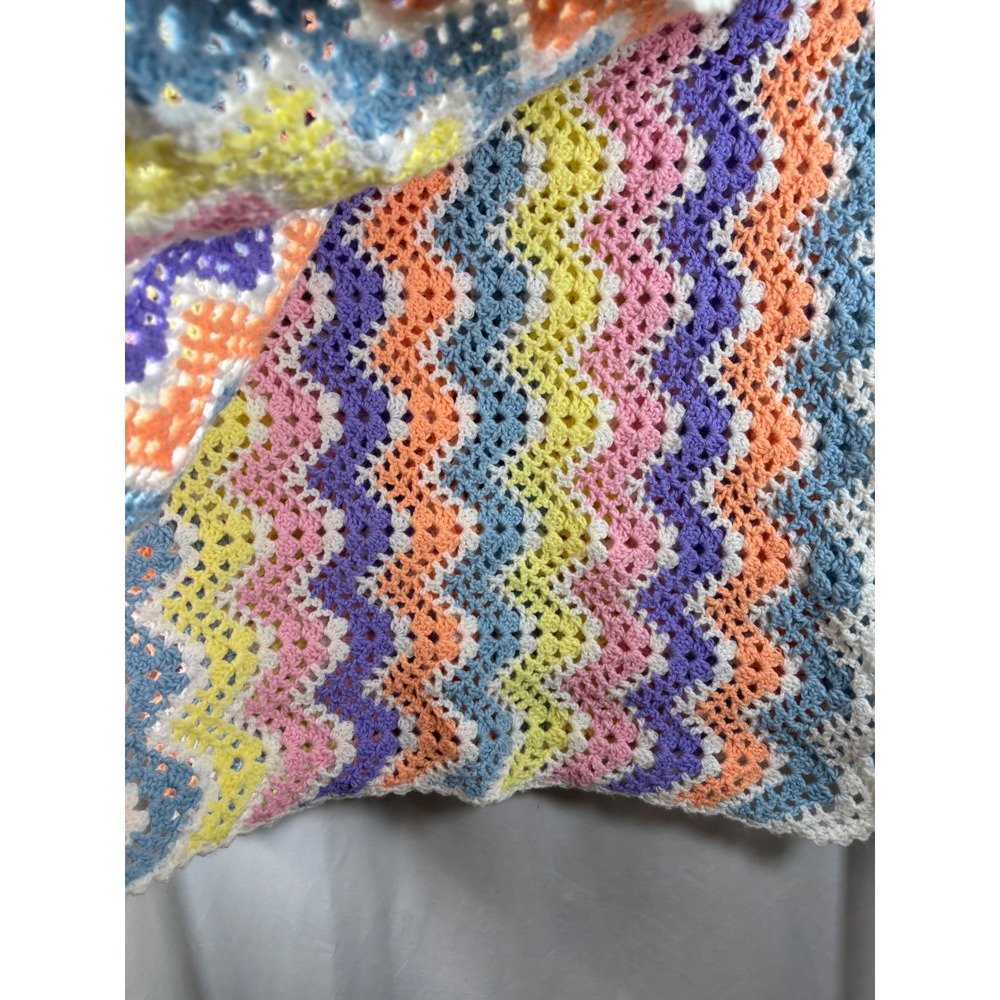 Vintage Handmade Crochet Baby Blanket Pastel Chevron Ripple Scalloped Edge Throw - Picture 2 of 3